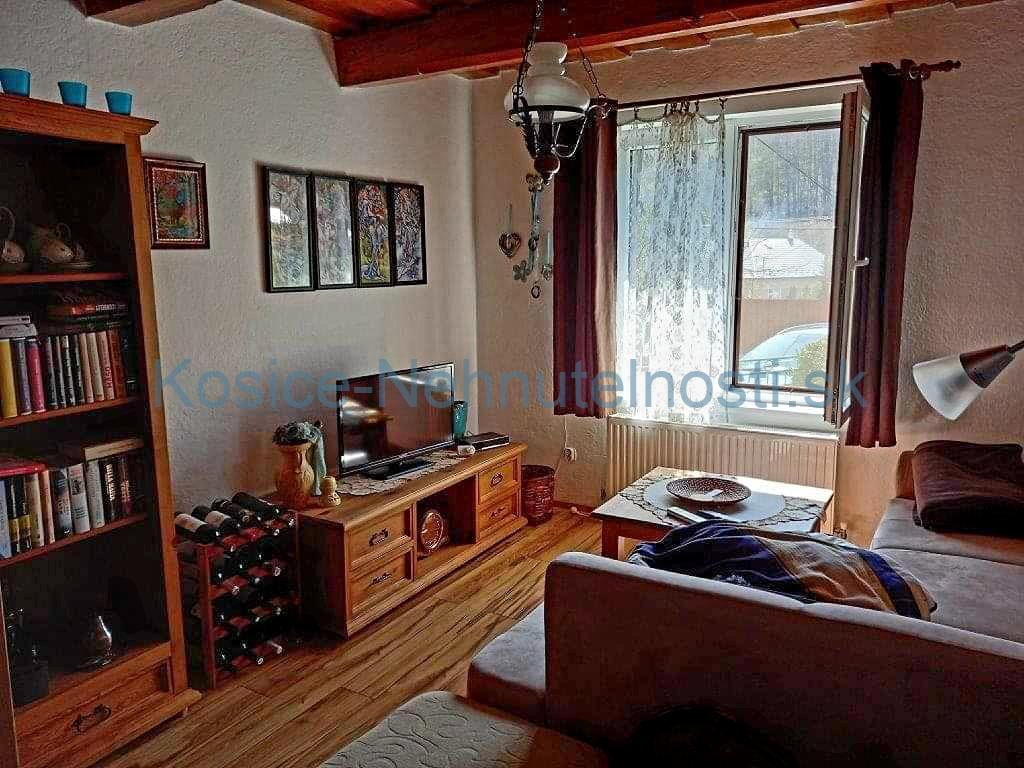 Ponúkam na predaj 62 m2 kamenný dom na 16 árovom pozemku v Štóse