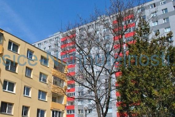 Hľadám 3 izbový byt na ulici Húskovej alebo blízkom okolí na KVP v meste Košice