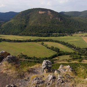 Zháňam pozemok pri lese a potoku - ponuknite