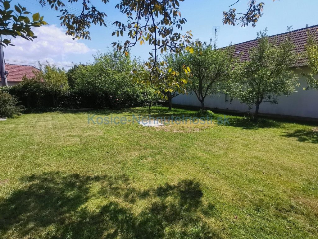 Predaj stavebná parcela - pozemok 700 m2 Kechnec pri Amfiteátri