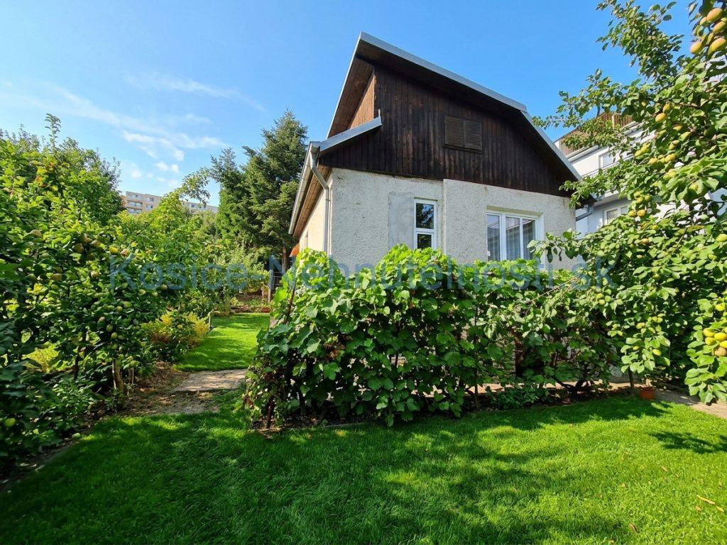 Veľký pozemok 1078m2 s murovanou chatou 90m2, Košice-Furča